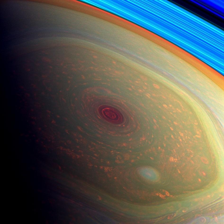 Nubes hexagonales en Saturno: el huracán perfecto.