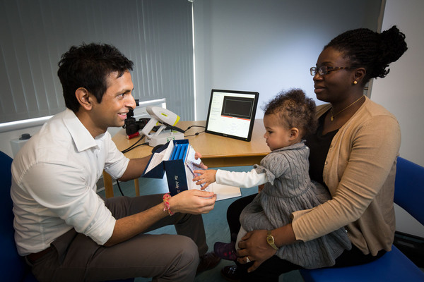 El objetivo del proyecto británico LifeStudy era obtener datos de la vida de 80.000 bebés de todos los estratos sociales desde su nacimiento para evaluar la importancia del entorno sobre su salud. Lamentablemente, se detuvo porque no consiguieron reclutar suficientes niños. En la imagen, participantes del estudio.