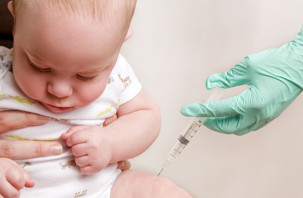 Para reclutar bebés en ensayos de eficacia de vacunas, se suele incentivar a los padres y madres regalando una vacuna de beneficio, como la de la meningitis B. / Imagen: Public Domain