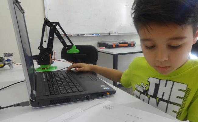 Excolaborador de la NASA invita a jóvenes a ser Ingenieros