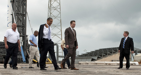 El presidente Barack Obama recorre las instalaciones de SpaceX en Cabo Cañaveral acompañado por Elon Musk en julio de 2010. / NASA/Bill Ingalls.