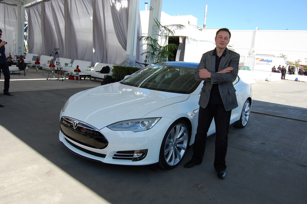 Musk posa junto a uno de los modelos de Tesla en la fábrica de Fremont, muy cerca de Silicon Valley. / Maurizio Pesce.