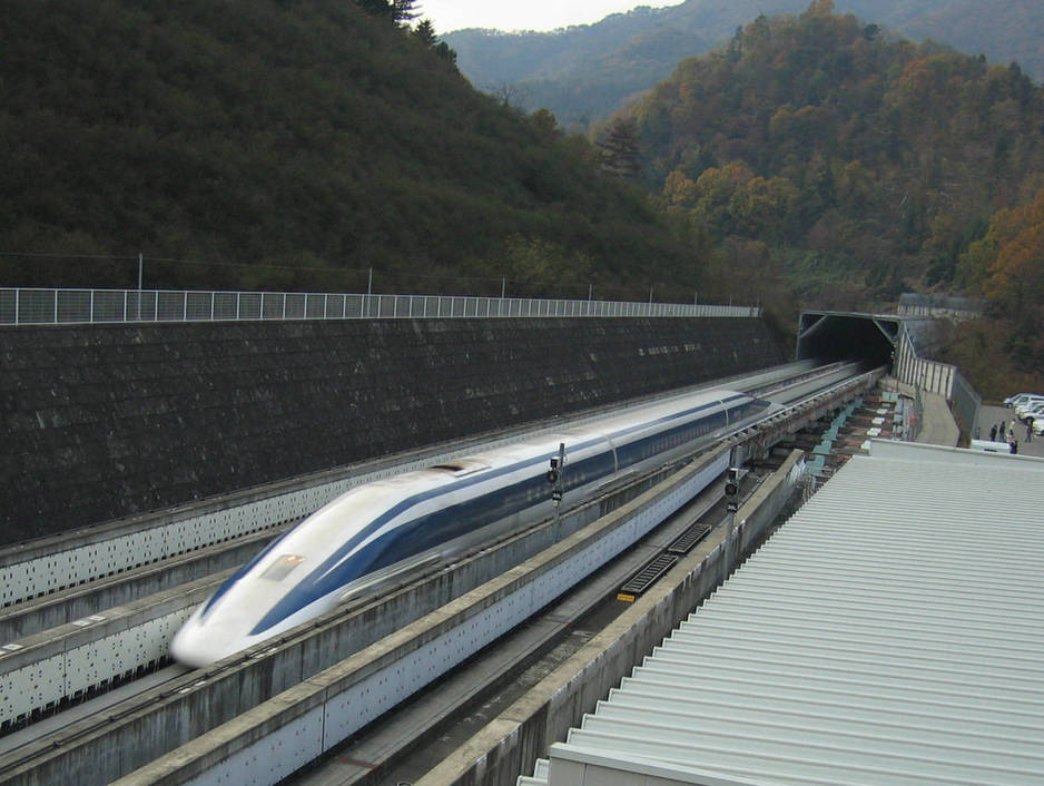 Tecnopia-el-tren-bala-se-inauguro-en-los-juegos-olimpicos-de-tokio-wikimedia