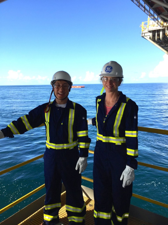 Arriba: Guzzo (derecha) y su colega Liu Shaopeng en el Golfo de México. Crédito de la imagen: Judith Guzzo. Top: Instalación submarin del sensor mediante un ROV. Crédito de la imagen: Oceaneering.