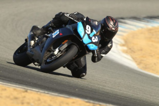 Cuando no está digitalizando electrones, Ganesh Bell pasa su tiempo en la pista de carreras. Crédito de la imagen: Ganesh Bell.