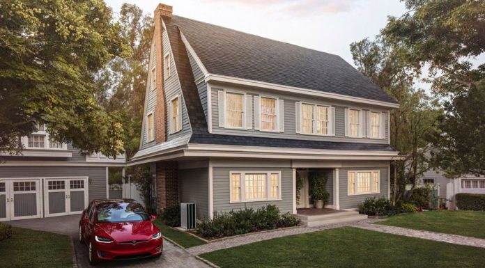 Tesla comienza a instalar y distribuir sus tejados solares en California
