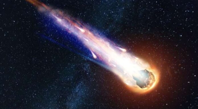 Captan increíble explosión de extraño meteorito en el cielo de Rusia
