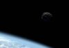 Una miniluna acompañará a la Tierra durante las próximas décadas Ilustración de un objeto cercano a la Tierra, como el asteroide o miniluna 2022 NX1. / NASA/JPL-Caltech