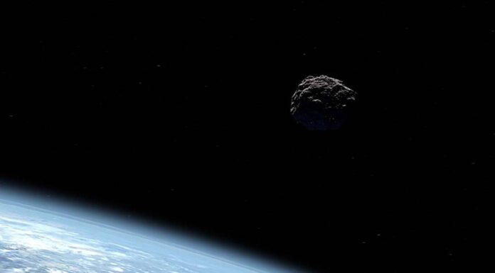 Una miniluna acompañará a la Tierra durante las próximas décadas Ilustración de un objeto cercano a la Tierra, como el asteroide o miniluna 2022 NX1. / NASA/JPL-Caltech