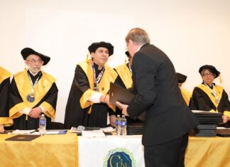 Doctor Gustavo Medina Tanco recibe el Premio Universal al Desarrollo Científico 2024.