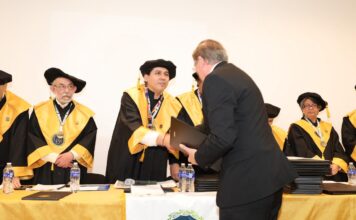 Doctor Gustavo Medina Tanco recibe el Premio Universal al Desarrollo Científico 2024.