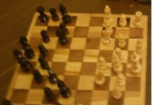 “El Juego del Orden y el Desorden: Simetría, Armonía y Caos en el Ajedrez”.