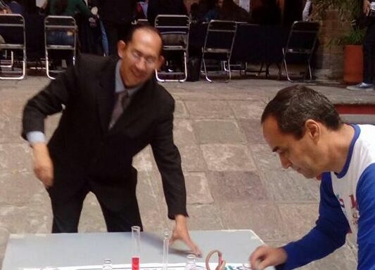 “Reacciones Químicas en el Tablero: La Estrategia de Capablanca”.