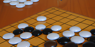 “AlphaGo y la Matemática Oculta: Cómo la IA Dominó el Juego de Go”.
