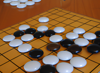 “AlphaGo y la Matemática Oculta: Cómo la IA Dominó el Juego de Go”.