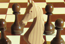 “El Caballo en Ajedrez: La Pieza que Rompe las Reglas del Tablero”.