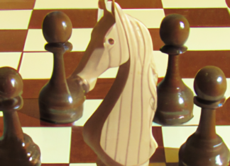 “El Caballo en Ajedrez: La Pieza que Rompe las Reglas del Tablero”.