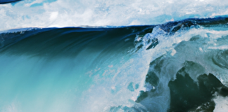 “Ondas en el Agua y el Espacio: Un Comparativo entre las Olas de Mar y las Ondas Gravitatorias”