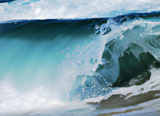 “Ondas en el Agua y el Espacio: Un Comparativo entre las Olas de Mar y las Ondas Gravitatorias”