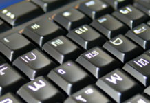 “Los Caracteres Especiales en el Teclado QWERTY: Origen, Evolución y su Conexión con el Código ASCII”.
