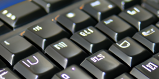 “Los Caracteres Especiales en el Teclado QWERTY: Origen, Evolución y su Conexión con el Código ASCII”.