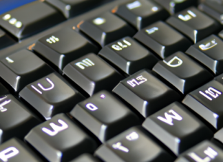 “Los Caracteres Especiales en el Teclado QWERTY: Origen, Evolución y su Conexión con el Código ASCII”.