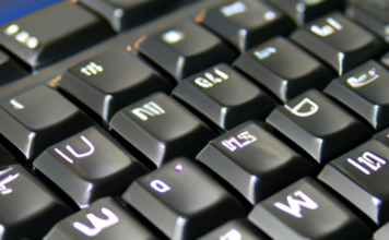 “Los Caracteres Especiales en el Teclado QWERTY: Origen, Evolución y su Conexión con el Código ASCII”.