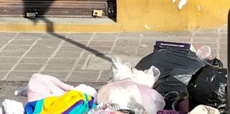 “La Contaminación Silenciosa: El Impacto de la Ropa Abandonada en las Calles”