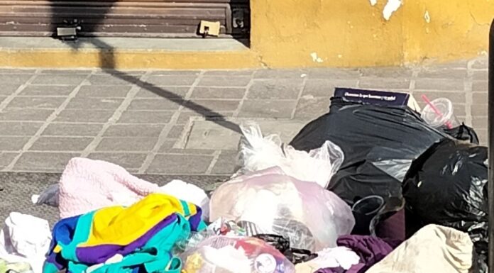 “La Contaminación Silenciosa: El Impacto de la Ropa Abandonada en las Calles”